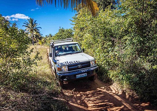 Ein abgelegenes Dorf in der Provinz Inhambane im Süden von Mosambik ist das Ziel der Reise Ein Jeep rollt über sandige Wege