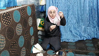 Die 12-jährige Majd schneidert im Flüchtlingslager Azraq Atemschutzmasken – Material und Anleitungen kommen von Plan. © Plan International