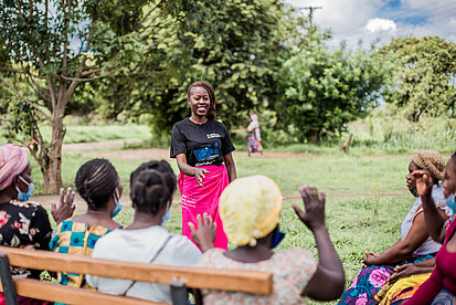 Junge Frau leitet einen Workshop in Sambia