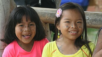 Mädchen und Jungen sollen unbeschwert und gesund aufwachsen können – auch in Kolumbien.