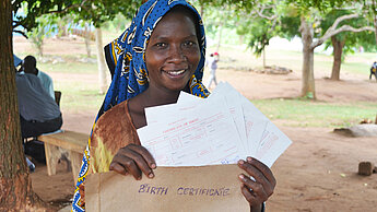 Plan_20160711_International_Kenia_Weltbevölkerungstag_Geburtsurkkunde