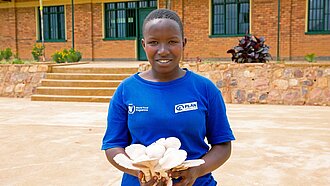 Alice (16) leitet einen Ernährungsclub in Ruanda
