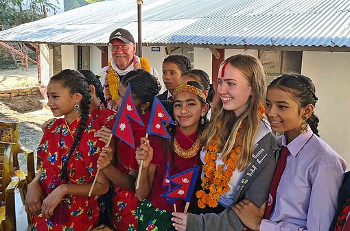 Hans-Otto Becker und Enkelin Luisa besuchen Kinder einer von Plan International unterstützen Schule Besuch aus Deutschland in Nepal