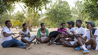 In Plans Kinderclubs werden Mädchen und Jungen über ihre Rechte aufgeklärt. Das hilft dabei gesellschaftliche Normen zu hinterfragen. © Pi Frisk / Plan International