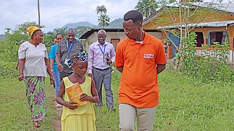 Ein Mädchen schreitet voran