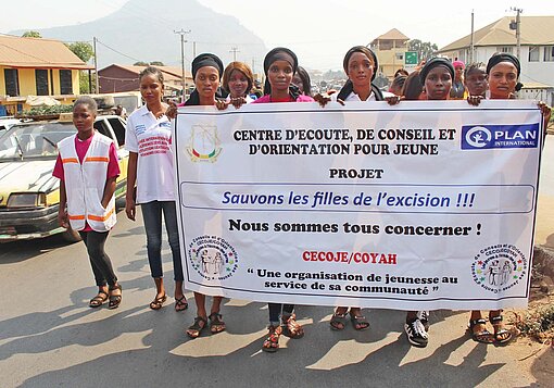 Protestaktion gegen weibliche Genitalverstümmelung in einem Plan-Projekt in Guinea Mehrere Frauen demonstrieren in Guinea