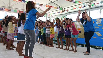 In Kinderschutzzonen können betroffene Mädchen und Jungen unter Anleitung geschulter Betreuer geschützt spielen, lernen und ihre Erlebnisse aufarbeiten.