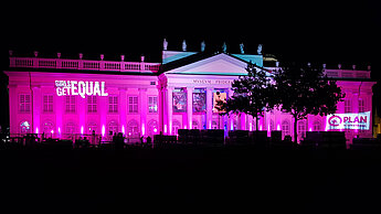 Auf unsere Kampagne ‚Girls Get Equal‘ machte die Beleuchtung des Fridericianum in Kassel aufmerksam. © Anna Martin