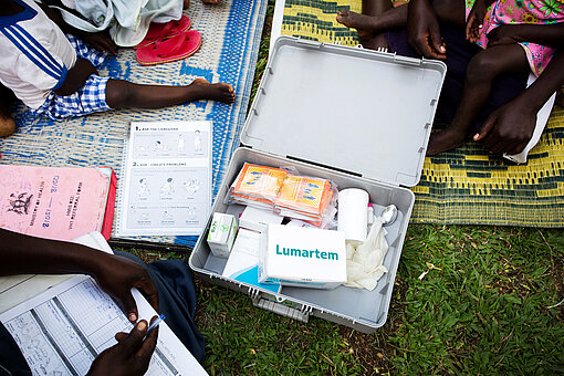 HIV-Behandlungs-Kit Ein Kasten mit Medikamenten steht auf dem Boden