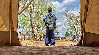 Ein Junge steht in einem Zelt in einem Campt für geflüchtete Menschen in Sudan Krisenherd Sudan Schwerpunkte Der Konflikt in Sudan gilt international als eine vernachlässigte Krise, über die kaum berichtet wird. Dabei hat der seit dem 15. April 2023 tobende Krieg die größte humanitäre Krise weltweit ausgelöst, die Millionen Kinder und Frauen bedroht.