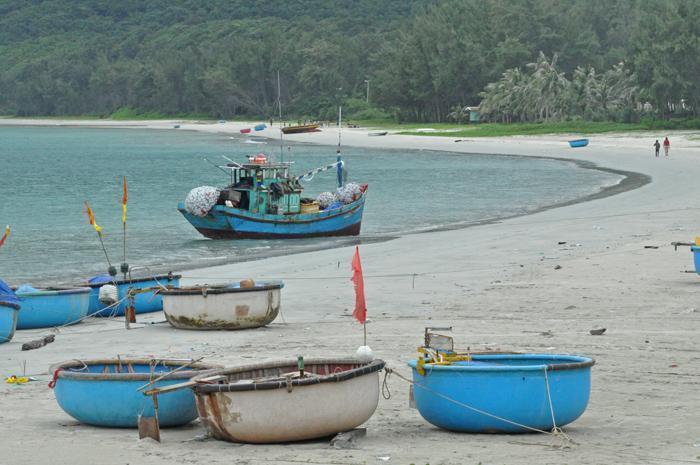 Fischerboote am Strand von Con Dao - Foto: Marc Tornow