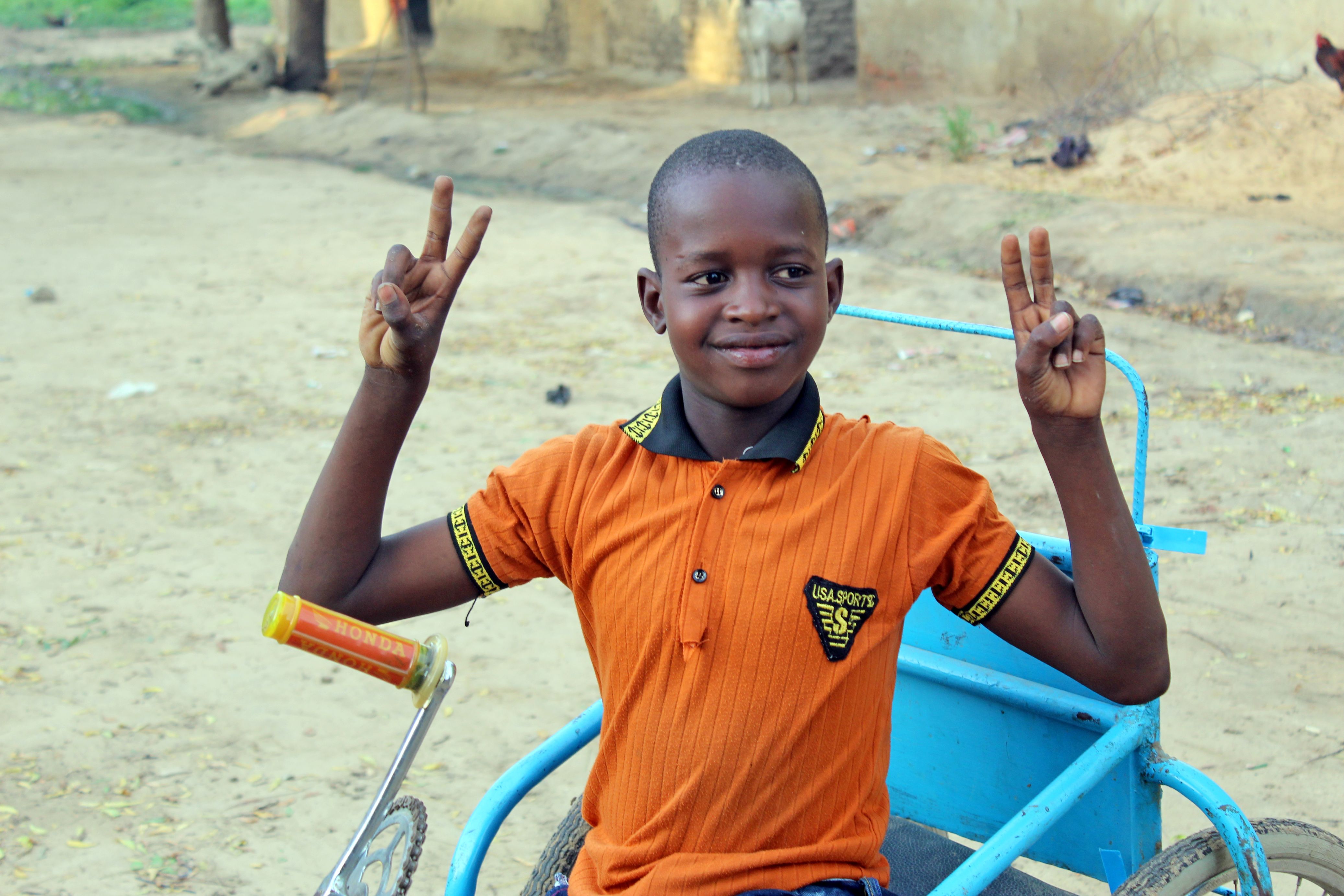 Ibrahim im Dreirad-Rollstuhl