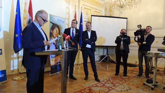 Herr Klausnitzer, Vorstandsmitglied, Herr Kralinger, VÖZ Präsident und Bundesminister Drozda beim Verkünden der Preisträger Herr Klausnitzer, Vorstandsmitglied, Herr Kralinger, VÖZ Präsident und Bundesminister Drozda beim Verkünden der Preisträger