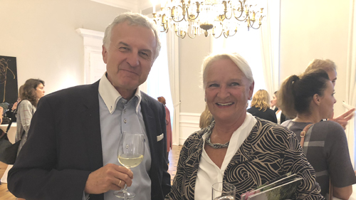 Dr. Selch mit Mutter der Preisträgerin 1 .Preis (c) Plan International Dr. Selch mit Mutter der Preisträgerin 1 .Preis (c) Plan International