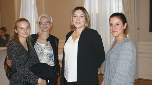Fr. Prascsaics (Kleine Kinderzeitung+Pausenzeitung) mit Familie und Freunden (c) Plan International Fr. Prascsaics (Kleine Kinderzeitung+Pausenzeitung) mit Familie und Freunden (c) Plan International