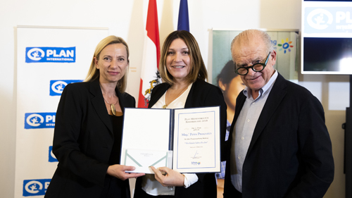 Preisträgerin mit Bundesministerin und Vorstandsmitglied (c) BKA Christopher Dunker Preisträgerin mit Bundesministerin und Vorstandsmitglied (c) BKA Christopher Dunker