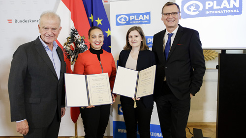 Rudi Klausnitzer, Bundesministerin Stilling, Preiströgerin Elsbeth Bräuer und Thomas Kralinger (c) BKA / Andy Wenzel Rudi Klausnitzer, Bundesministerin Stilling, Preiströgerin Elsbeth Bräuer und Thomas Kralinger (c) BKA / Andy Wenzel