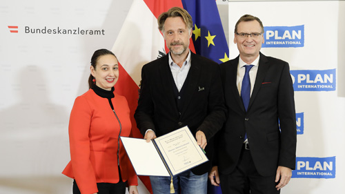 Bundesministerin Ines Stilling, Sebastian Loudon (übernahm den Preis stellvertretend für Marius Münstermann) und Thomas Kralinger (c) BKA/Andy Wenzel Bundesministerin Ines Stilling, Sebastian Loudon (übernahm den Preis stellvertretend für Marius Münstermann) und Thomas Kralinger (c) BKA/Andy Wenzel
