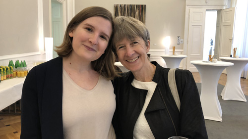Preisträgerin Elsbeth Bräuer mit ihrer Mutter (c) Plan International Preisträgerin Elsbeth Bräuer mit ihrer Mutter (c) Plan International