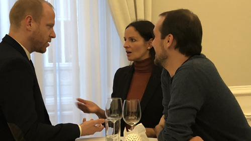 Ins Gespräch vertieft: Christoph Zotter und Yvonne Widler mit einem Freund (c) Plan International Ins Gespräch vertieft: Christoph Zotter und Yvonne Widler mit einem Freund (c) Plan International