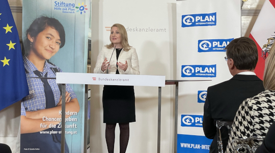 Bundesministerin Raab (c) Stiftung Hilfe mit Plan Österreich