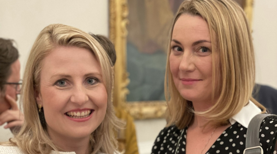 Ministerin Raab und Preisträgerin Quint (c) Stiftung Hilfe mit Plan Österreich
