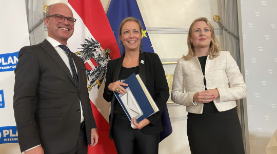 VÖZ-Präsident Mair, Preisträgerin Wallner, Bundesministerin Raab (c) Stiftung Hilfe mit Plan Österreich