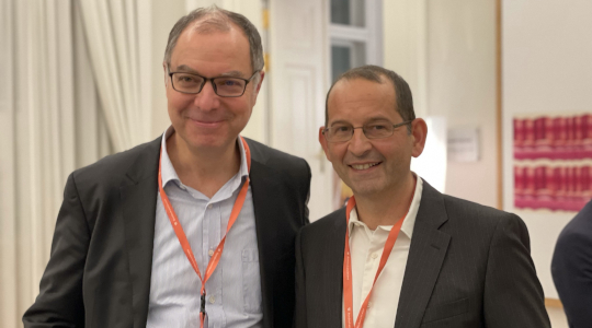 Vorstandsmitglied Hr. Jergitsch mit Hr. Pfeiffer (c) Stiftung Hilfe mit Plan Österreich