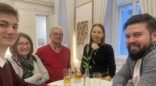 Margit Ehrenhöfer mit Familie und Freunden (c) Stiftung Hilfe mit Plan Österreich