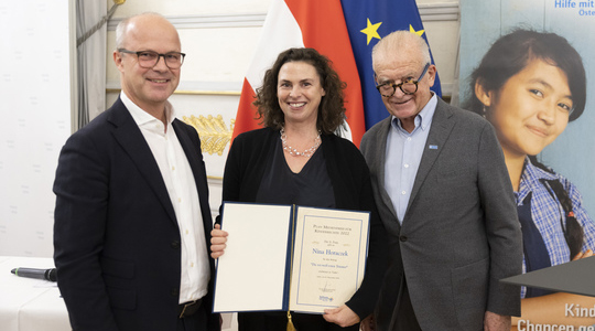 Markus Mair, Preisträgerin Nina Horaczek, Rudi Klausnitzer (c) BKA_Alexander Zillbauer