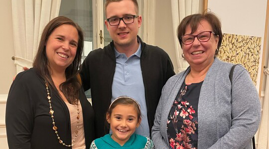Sponsorin Maria Fuchs-Hesse mit Familie (c) Stiftung Hilfe mit Plan Österreich