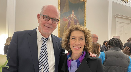 Vorstandsvorsitzender von Plan International Deutschland e.V., Adele Neuhauser (c) Stiftung Hilfe mit Plan