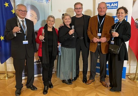 Lukas Matzinger mit Familie (c) Stiftung Hilfe mit Plan Österreich